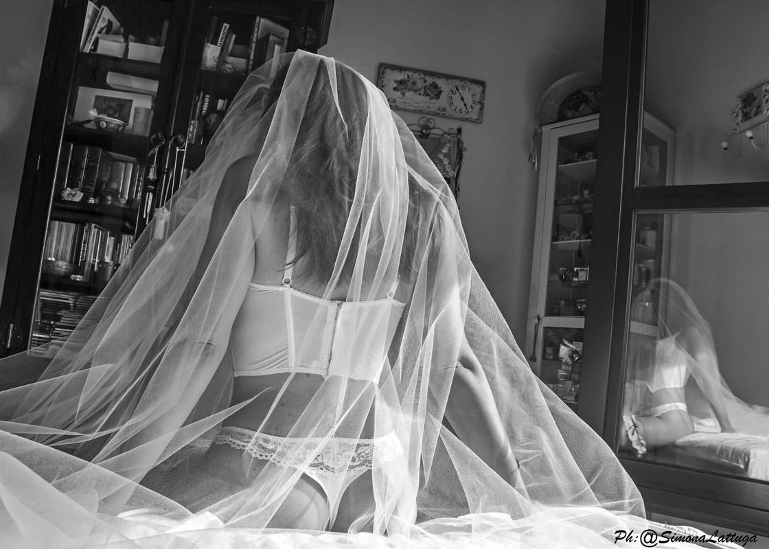 Foto con velo da sposa dove il corpo della donna si intravede