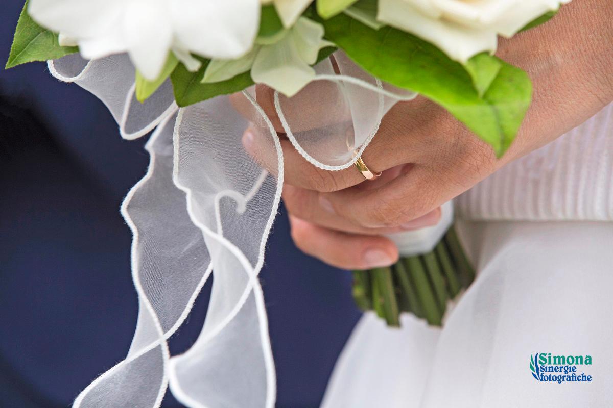 Fede nuziale con bouquet (Elisa e Carlo BO)