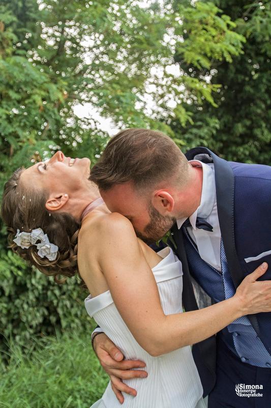 Un bacio passionale nel giorno del matrimonio (Elisa e Carlo BO) 